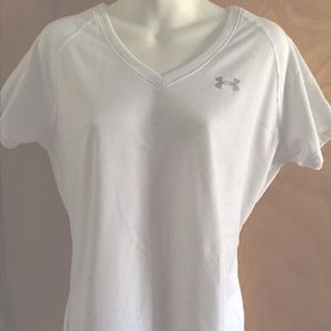 Women‘s Under Armour V-neck Heatgear Tee in EUC and clean condition like new
